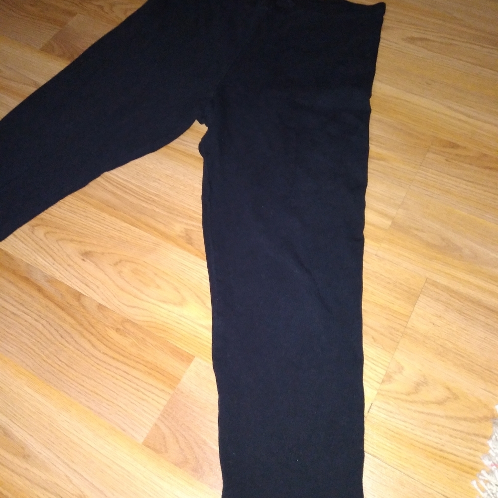 🚨⚠️ F & F Large Capri Leggings🚨⚠️ - Picture 2 of 3